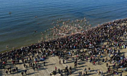 Il tuffo in mare di Capodanno a Viareggio dedicato a Emma e Leonardo