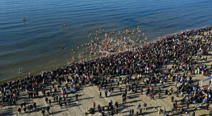 Il tuffo in mare di Capodanno a Viareggio dedicato a Emma e Leonardo