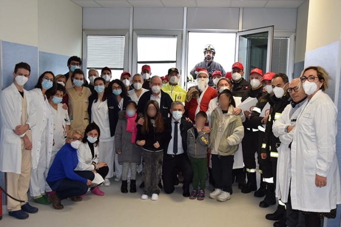 Babbo Natale “pompiere” porta i doni ai bambini ricoverati all’Ospedale delle Scotte