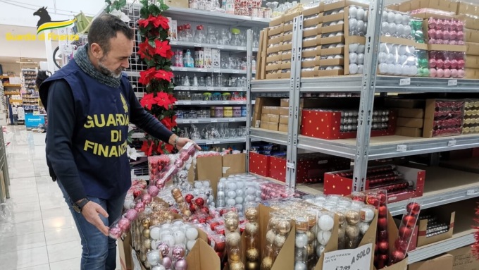 Blitz della Guardia di Finanza: oltre 26mila articoli natalizi sequestrati nella provincia di Pisa