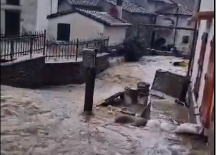 Lo spettro dell’alluvione, Chiusoli ancora allagata: acqua e fango invadono il borgo di Cantagallo