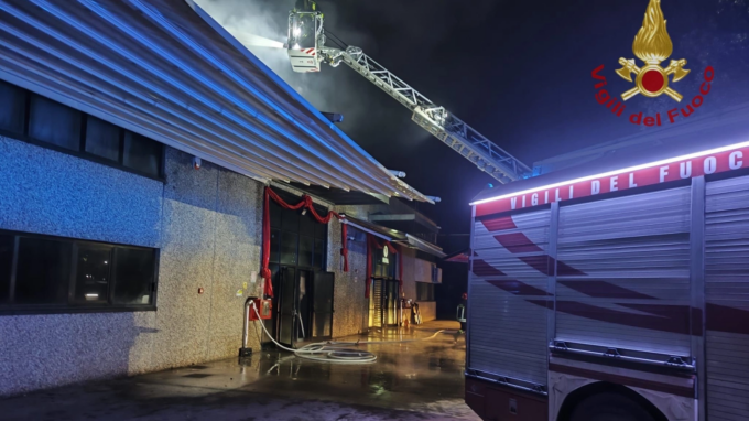 Nuovo impetuoso incendio a Prato: completamente distrutto l’interno di un’azienda tessile