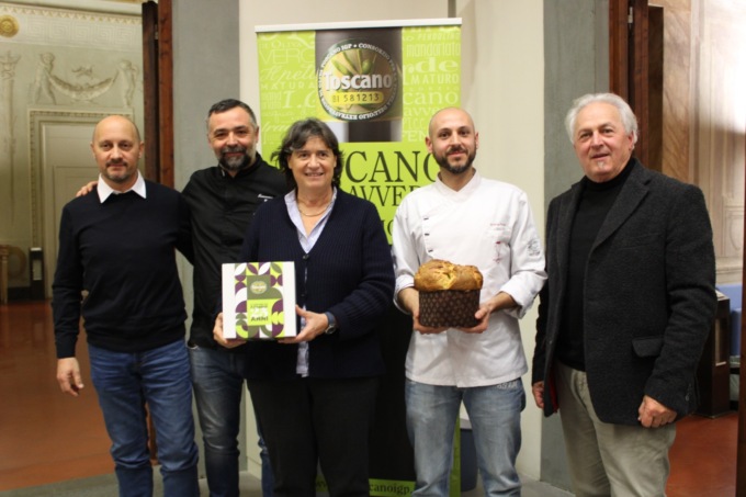 L’olio toscano IGP compie 25 anni e festeggia con il panettone