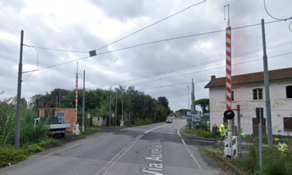 Incidente a Viareggio, due auto si scontrano sulla ferrovia: bloccato il passaggio dei treni