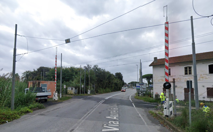 Incidente a Viareggio, due auto si scontrano sulla ferrovia: bloccato il passaggio dei treni