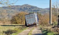 Camionista lettone arenato nelle campagne aretine, per 4 giorni i vicini si prendono cura di lui