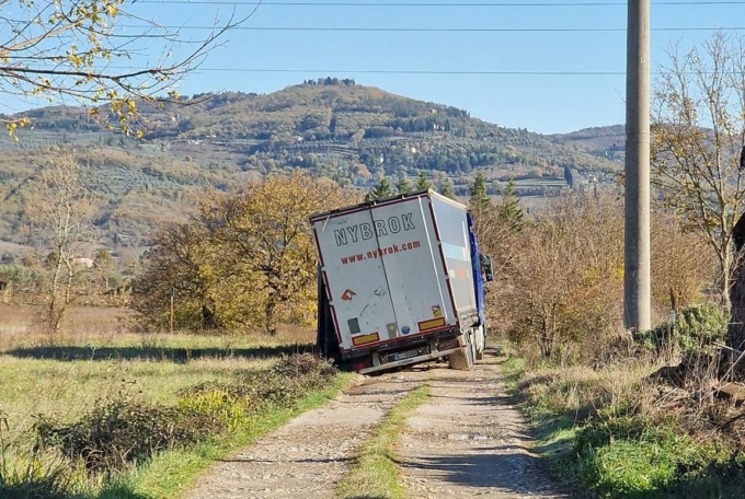 Camionista lettone arenato nelle campagne aretine, per 4 giorni i vicini si prendono cura di lui