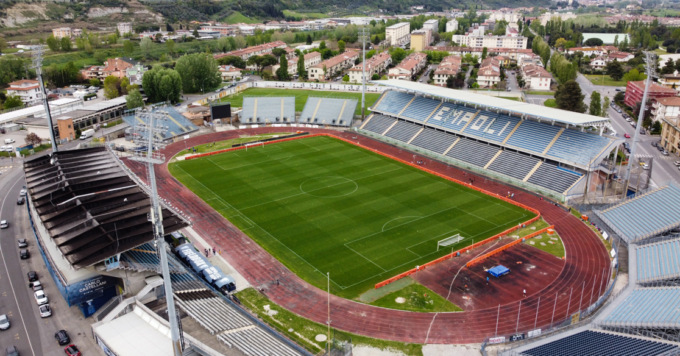 Tifoso “furbo” al Castellani, 39enne scavalca il muro della tribuna per vedere Empoli-Napoli