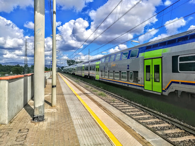 Perde la vita mentre attraversa i binari, 73enne travolto dal treno a Le Piagge