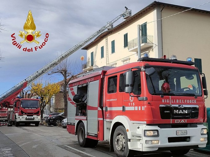 Fiamme nell’appartamento al quinto piano, 58enne soccorso per ustioni