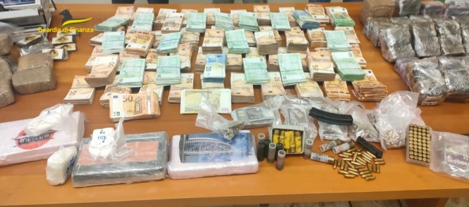 Smantellata organizzazione criminale tra Firenze e Prato: sequestrati quasi 700mila euro e 5 chili di cocaina