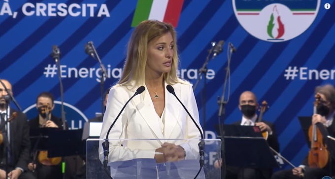 La direttrice d’orchestra Venezi contestata a Nizza: “Non vogliamo i fascisti all’Opera”