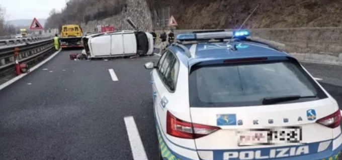 Pulmino si ribalta, muore 21 enne sulla A7 ad Alessandria
