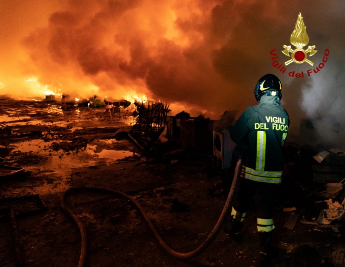 Incendio a Firenze, ARPAT: “Appiccato fuoco ad ammasso di rifiuti illeciti”