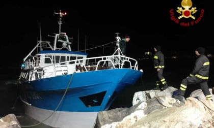 Peschereccio si schianta contro gli scogli: tragedia sfiorata a Viareggio