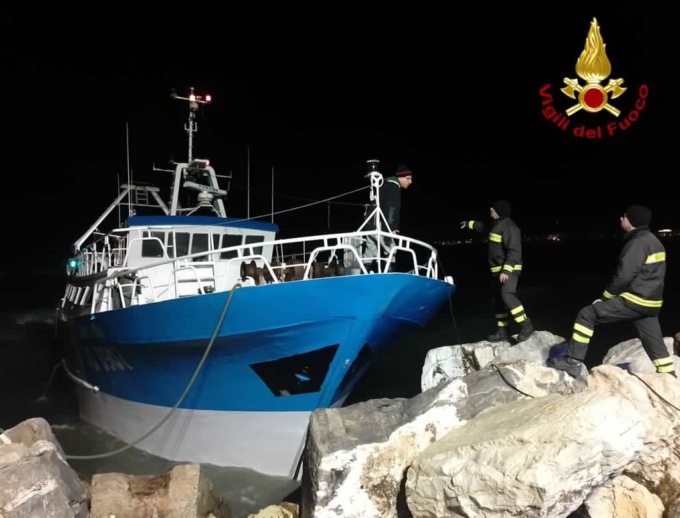 Peschereccio si schianta contro gli scogli: tragedia sfiorata a Viareggio