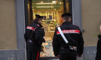 Ennesima spaccata in Borgo Ognissanti: tombino contro la vetrata della farmacia