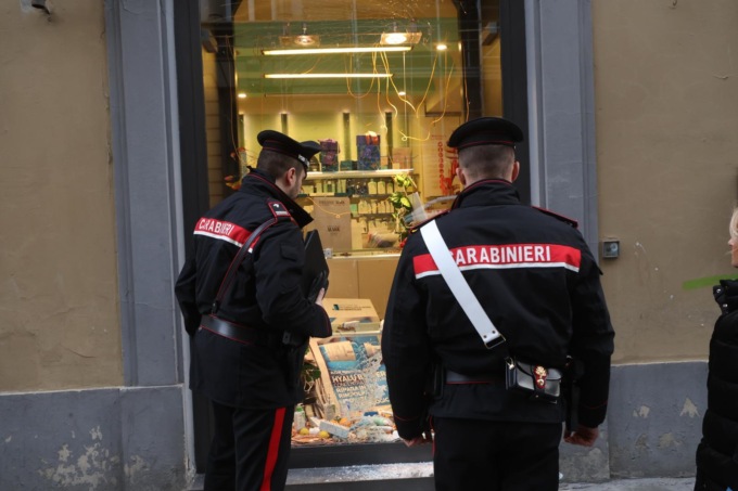 Fermato il sospetto autore delle spaccate in centro a Prato. La sua firma era l’utilizzo del tombino