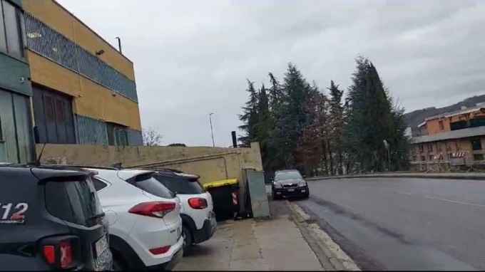 Ladri in una ditta di metalli preziosi: per realizzare il colpo hanno bloccato la strada