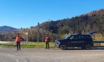 Auto a tutta velocità nel parco dei bambini. Paura a Prato