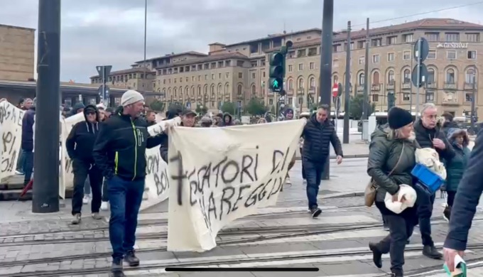 Pescatori di Viareggio sotto la Regione: “Il porto non è sicuro. La sabbia non paga le bollette”
