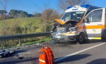 Massa, ambulanza contro un muro: muore paziente che stava andando in ospedale per un controllo