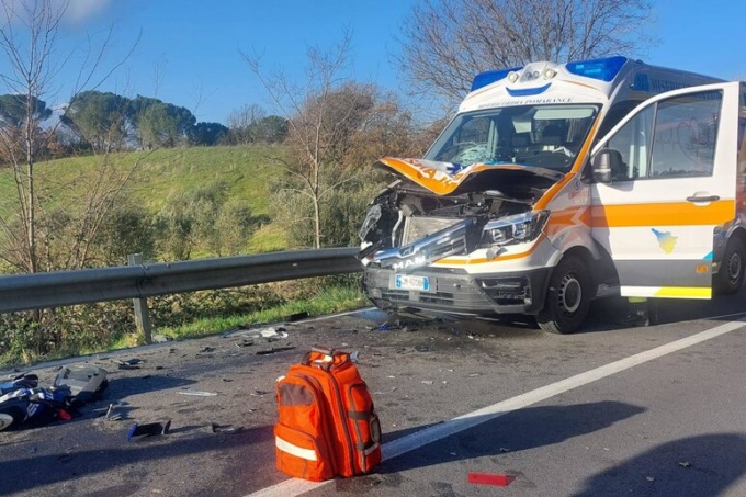 Motociclista si scontra con ambulanza, è in gravissime condizioni