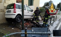 Auto si schianta contro un muretto e provoca una fuga di gas