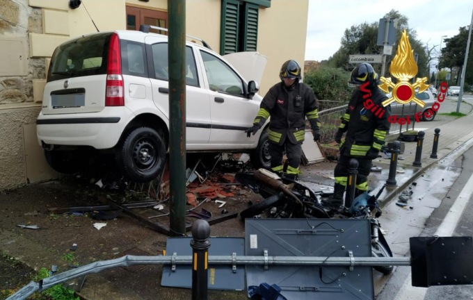 Auto si schianta contro un muretto e provoca una fuga di gas