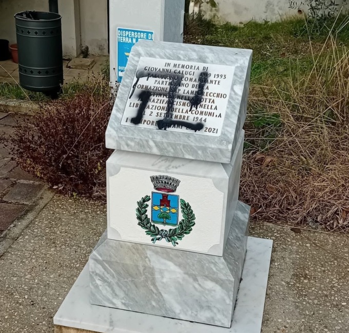 Lamporecchio, sfregiato con una svastica il cippo in memoria del partigiano Giovanni Calugi