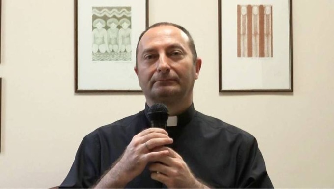 La storia di don Ramon Guidetti, da cameriere a prete scomunicato per le accuse a Papa Francesco