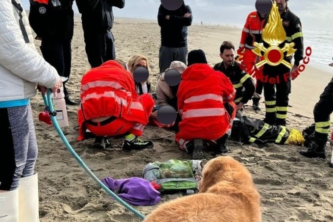 Si tuffa in mare per salvare il cane, ma rischia di annegare