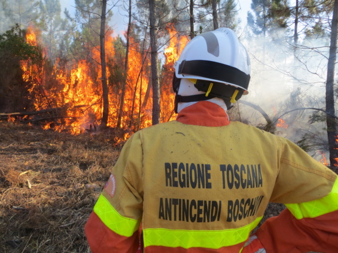 Vasto incendio a Roccalbegna, bruciati 26 ettari di bosco