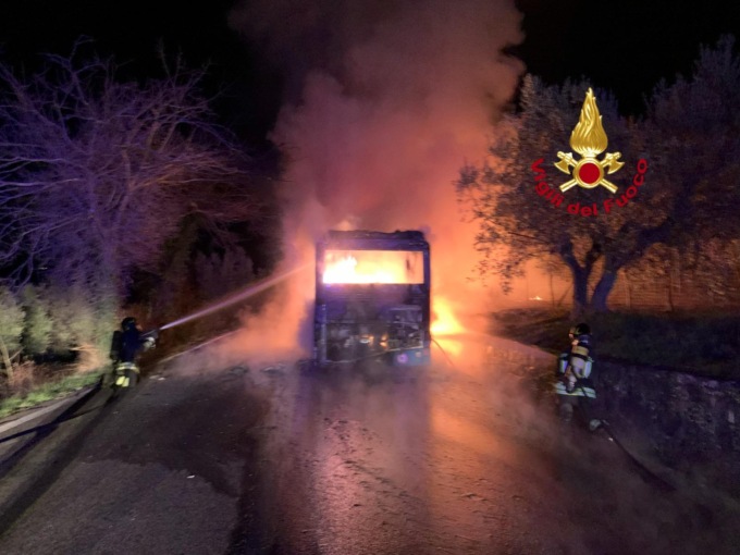 Autobus prende improvvisamente fuoco, la conducente salva i 15 passeggeri