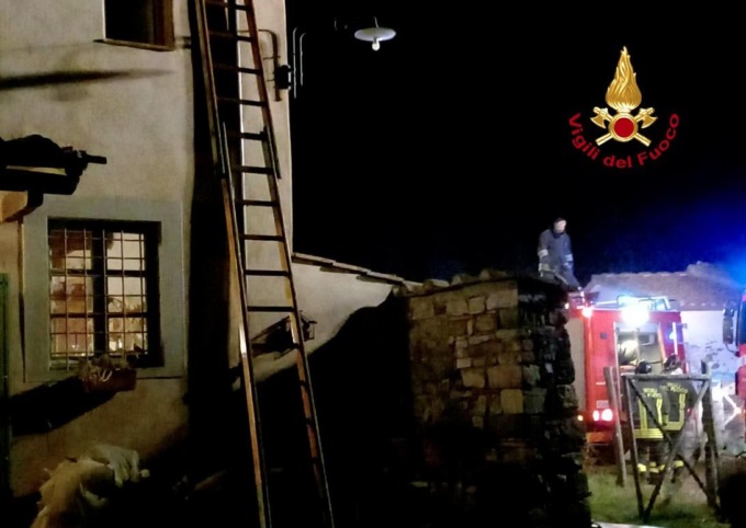 Incendio in un’abitazione a Calenzano: tetto avvolto dalle fiamme