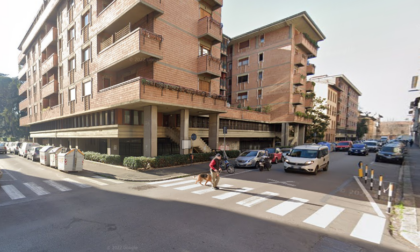 Firenze, incidente all'incrocio tra via Arnolfo e via Orcagna: donna all'ospedale in codice giallo