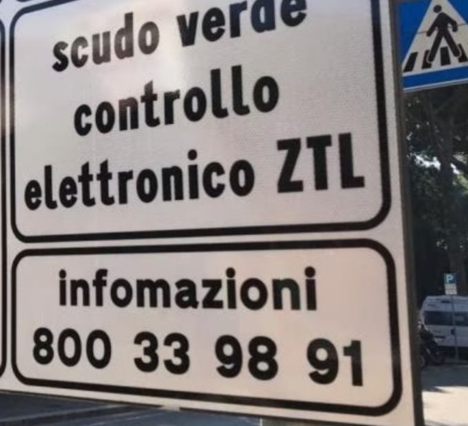Errore di ortografia sui cartelli dello “Scudo Verde” di Firenze: sarebbero decine in tutta la città
