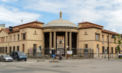 Pronto soccorso Livorno, 45enne ubriaco chiede farmaci sedativi e minaccia i sanitari: danneggiato un plexiglass