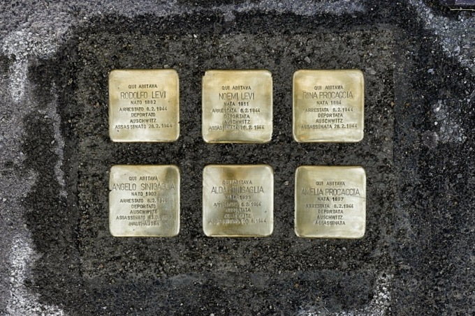 Firenze, nuove pietre d’inciampo per ricordare le vittime della Shoah: le installazioni