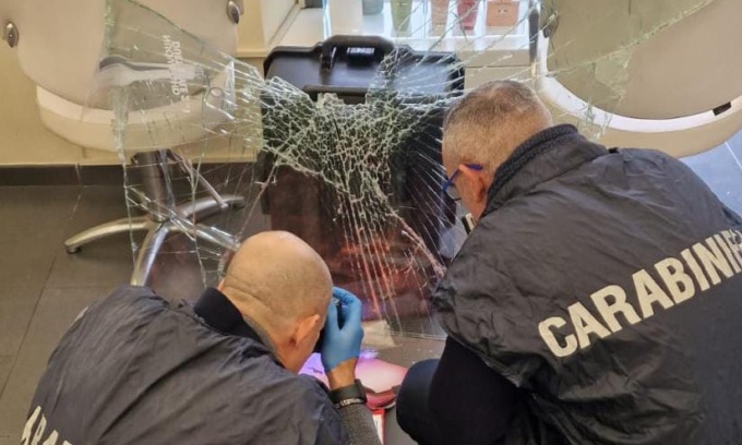 Firenze, due spaccate in una notte in via della Vigna Nuova: razziati negozio di cashmere e cuoieria