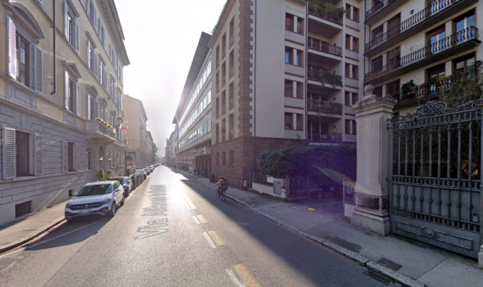 Sale sul tetto dell’hotel minacciando di buttarsi. Convinto a scendere dopo 4 ore di negoziazione