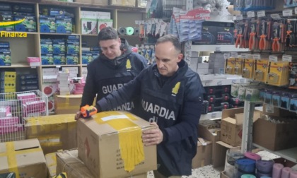 Maxi sequestro della Gdf: smart-watch, auricolari, prodotti elettronici contraffatti