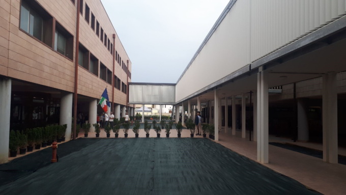Difficoltà respiratorie per studenti e insegnanti: evacuato istituto superiore a Firenze