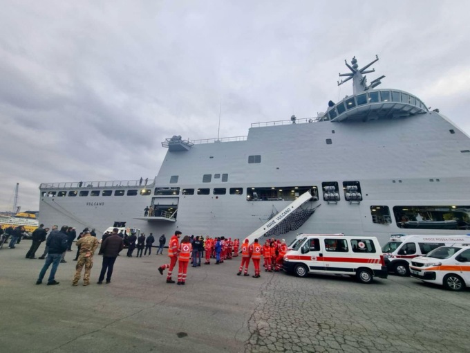 Bimbi palestinesi feriti a Gaza arrivati a La Spezia. Saranno curati al Meyer