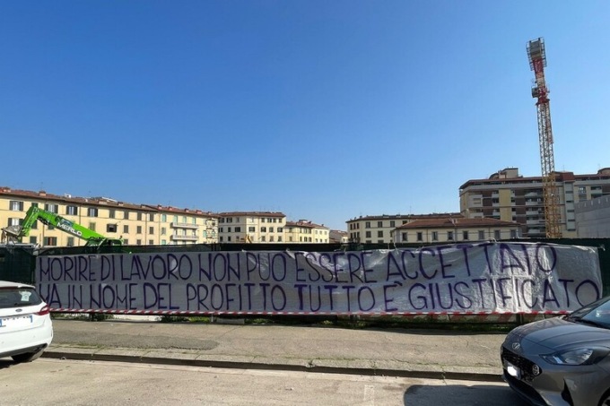 Striscione dei tifosi della Fiorentina: “Per profitto tutto giustificato”