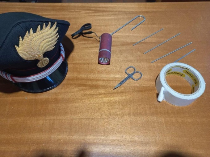 Rubavano i soldi in chiesa con la tecnica del biadesivo, arrestati dai carabinieri