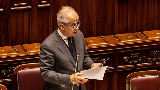 Cariche della Polizia a Pisa e Firenze, ministro Piantedosi in aula: “La visione di quelle immagini ha turbato anche me. No a processi sommari alle forze dell’ordine”