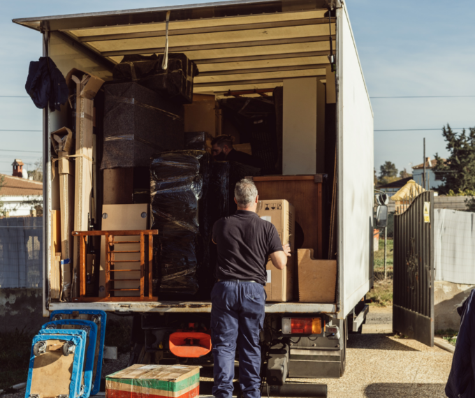 Fenomeno dei traslochi abusivi a Firenze: mezzi senza autorizzazione e sanzioni salate