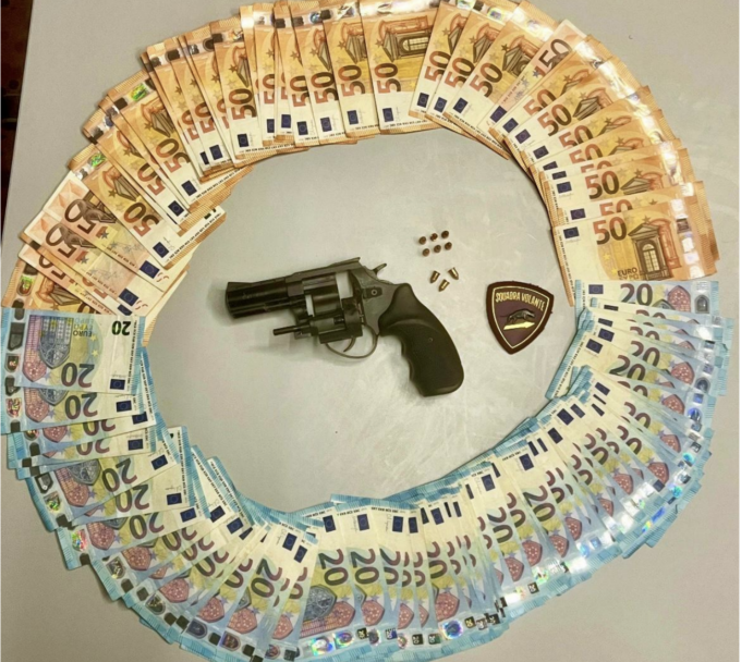 Due rapine armato di pistola in pochi minuti, 35enne arrestato mentre fuggiva in bicicletta