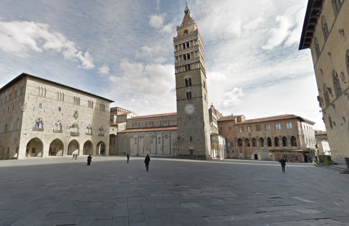 Blitz della Finanza in quattro negozi del centro di Pistoia: sequestrati oltre 3mila articoli